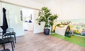 Wartezimmer in Arztpraxis mit Kinderspielecke